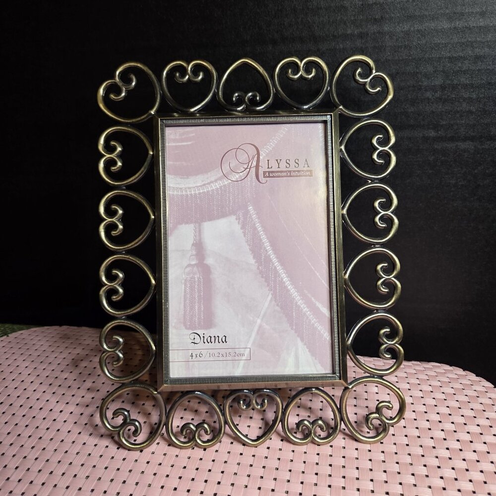 Alyssa Brass Heart Border Frame 4x6 NEW
